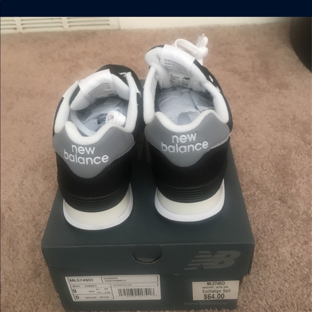 Tennis shoes